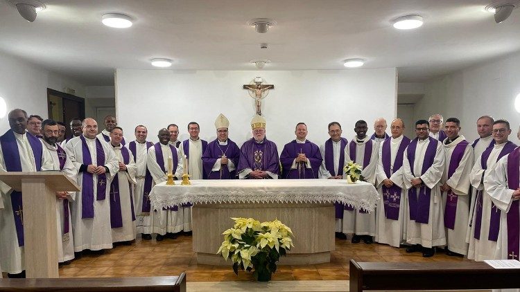 Gallagher ai sacerdoti: serviamo la Chiesa con dedizione totale e qualificata