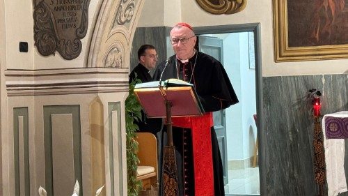 Il cardinale segretario di Stato, Pietro Parolin, in visita al Bambino Gesù per gli auguri di Natale