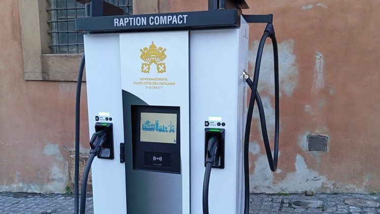 Colonnine per la ricarica di auto elettriche in Vaticano.