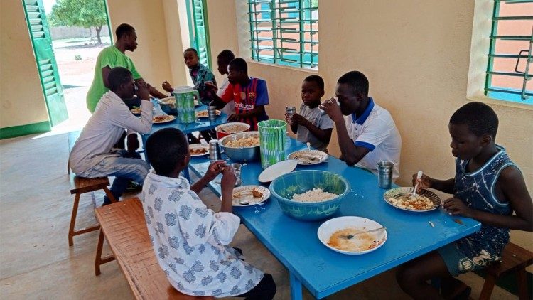 Des pensionnaires du foyer Nong-Taaba partageant un repas