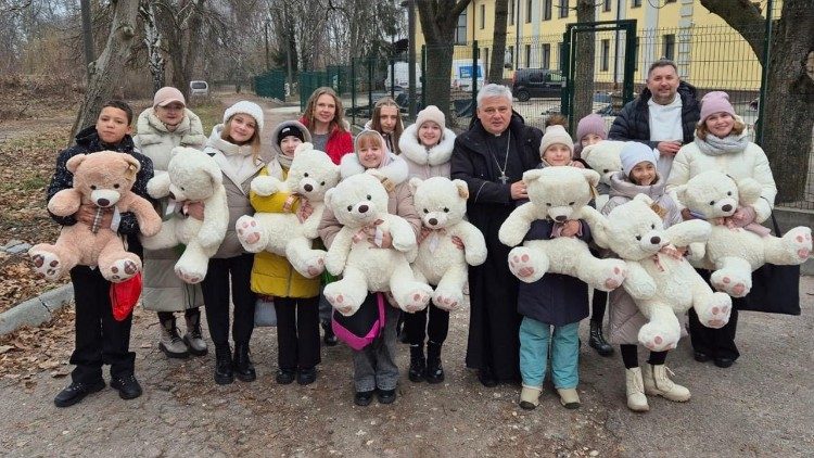 Los niños de Fastiv con peluches en brazos