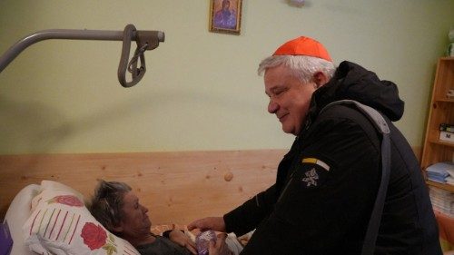 En Ukraine, déchirée par la guerre, le cardinal Krajewski célèbre la messe de Noël