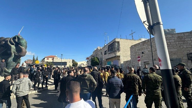 La folla giunta per l'ingresso del patriarca latino di Gerusalemme