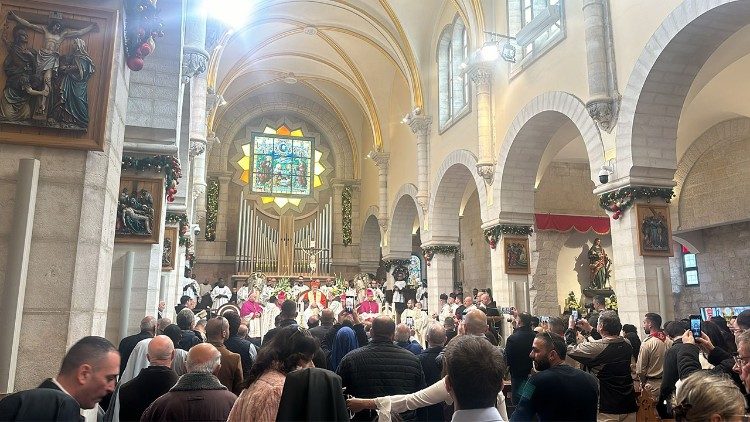 Il cardinale Pizzaballa nella chiesa di santa Caterina a Betlemme