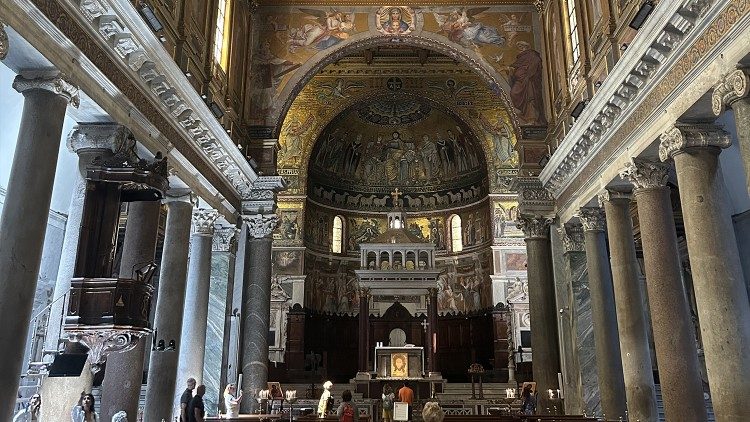 Wnętrze bazyliki Santa Maria in Trastevere