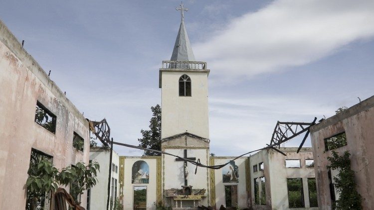 La chiesa di San Matteo nella parrocchia di Dognekhu della diocesi di Loikaw è stata data alle fiamme il 15 giugno 2022. Secondo fonti della chiesa, i soldati si erano accampati all'interno della chiesa e l'avevano bruciata insieme a diverse case prima di lasciare la zona. Almeno nove chiese cristiane sono state colpite da bombardamenti di artiglieria e attacchi aerei da parte dell’esercito birmano nella diocesi di Loikaw da quando è scoppiato il conflitto tra forze militari e ribelli nel maggio 2021. (30/06/2024) @Daniele Bellocchio