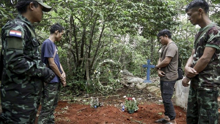 Il cimitero di Demoso è puntellato da lapidi di giovani guerriglieri. Sulle croci sono riportati i nomi e l’età dei ragazzi caduti e quasi tutti hanno un’età compresa tra i 18 e i 25 anni. Alcuni soldati del KNDF e parenti di Kyaw Thu assistono al funerale del ragazzo, membro del sesto battaglione del KNDF, morto il 28/06/2024, durante il bombardamento della città. (29/06/2024) @Daniele Bellocchio