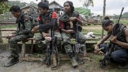 Soldati facenti parte del PDF (People's Defence Force) l’ala armata del Governo di Unità Nazionale del Myanmar attualmente in esilio, si preparano a raggiungere il fronte di Loikaw. Il PDF, insieme agli eserciti delle minoranze etniche, dal 1 febbraio 2021 sta combattendo contro le forze golpiste dell’esercito birmano per ripristinare la democrazia e abbattere il regime militare. (15/06/2024) @Daniele Bellocchio