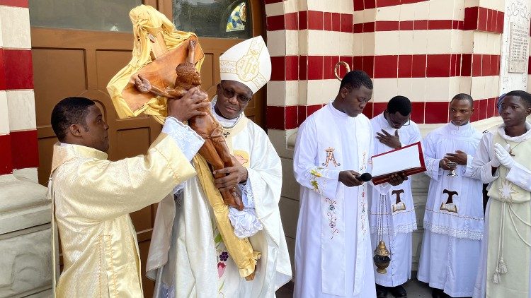 Mgr Roger Houngbédji vénérant la Croix au cours du rite d'ouverture de l'année jubilaire à la Cathédrale Notre-Dame-de-Miséricorde de Cotonou au Bénin. 