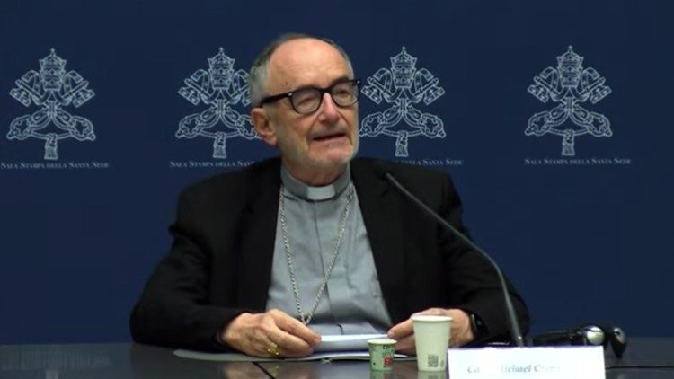 Kardinal Michael Czerny bei einer Pressekonferenz im Vatikan