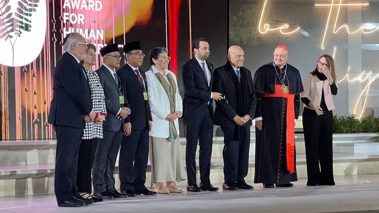 Os premiados da edição de 2024 do Prêmio Zayed para a Fraternidade Humana, durante a cerimônia no Memorial do Fundador em Abu Dhabi