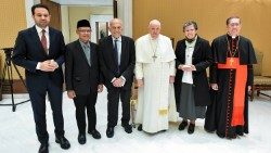 Syafiq A. Mughni z indonéské Muhammadíja (druhý zleva) při setkání s papežem po převzetí Zajdovy ceny