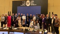 El jurado del Premio Zayed a la Fraternidad Humana 2024 con los galardonados y miembros de la secretaría del Premio