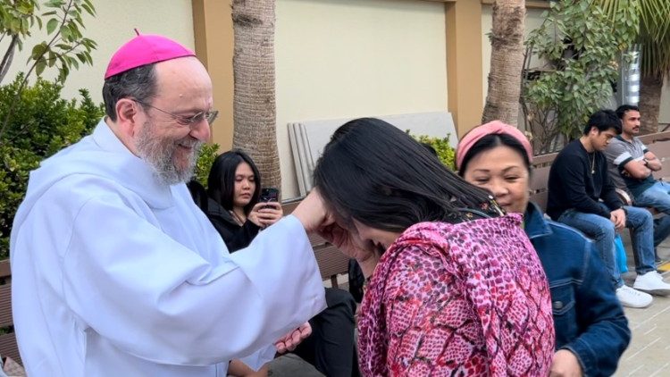 Monseñor Martinelli bendice a los fieles de su Vicariato