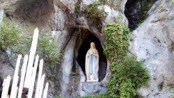 Statue de Notre-Dame de Lourdes. 