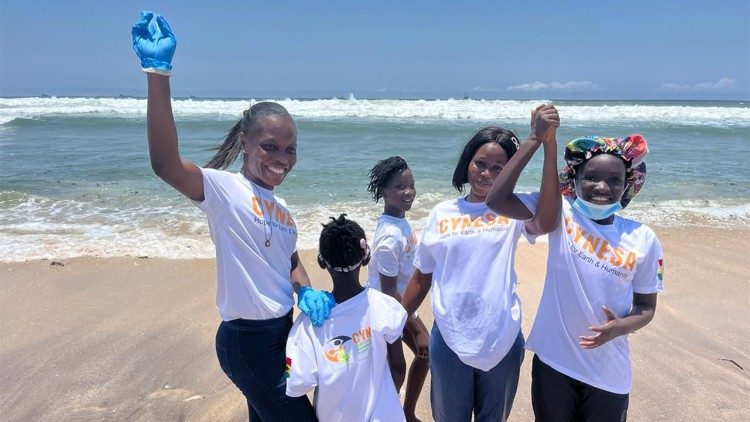 Neki od mladih iz Gane na akciji čišćenja plaže tijekom korizme.