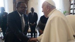 Profesa Deogratias Frederick Rutatora, Mwenyekiti wa Halmashauri ya Walei Taifa, nchini Tanzania akisalimiana na Baba Mtakatifu Francisko tarehe 12 Februari 2024.