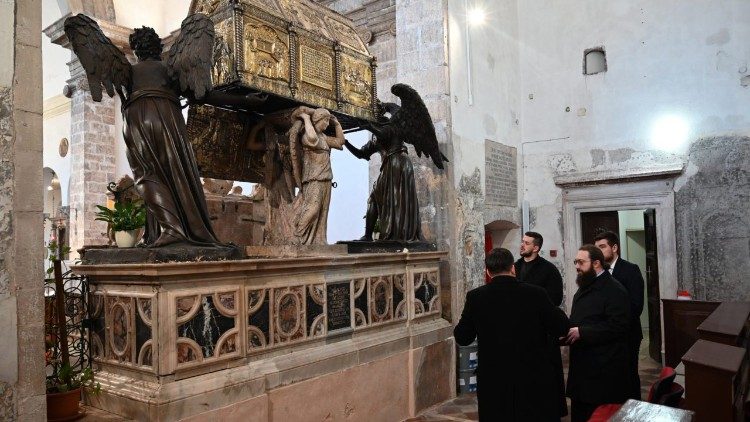 Vikarni episkop Nektarije u svetištu sv. Šime u Zadru (Foto: Ines Grbić)