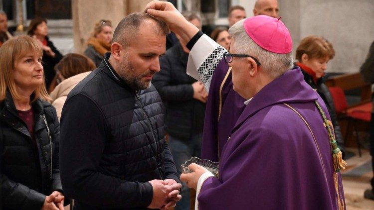 Obred pepeljenja u katedrali sv. Stošije u Zadru (Foto: Ines Grbić)