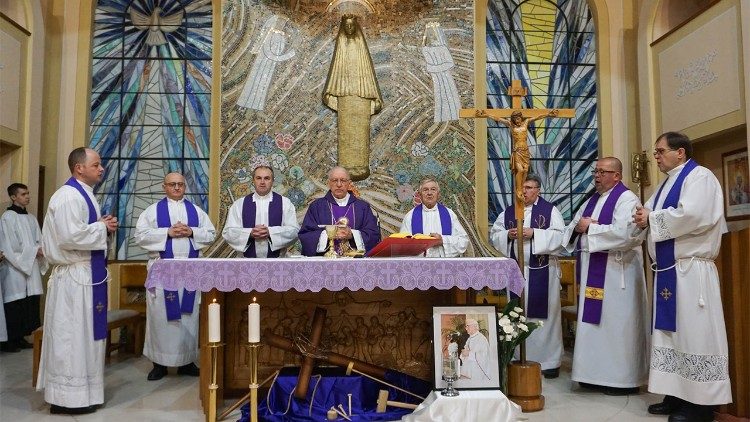 Euharistijsko slavlje na sedmu obljetnicu prof. Ivančića u Davoru (Foto: Požeška biskupija)