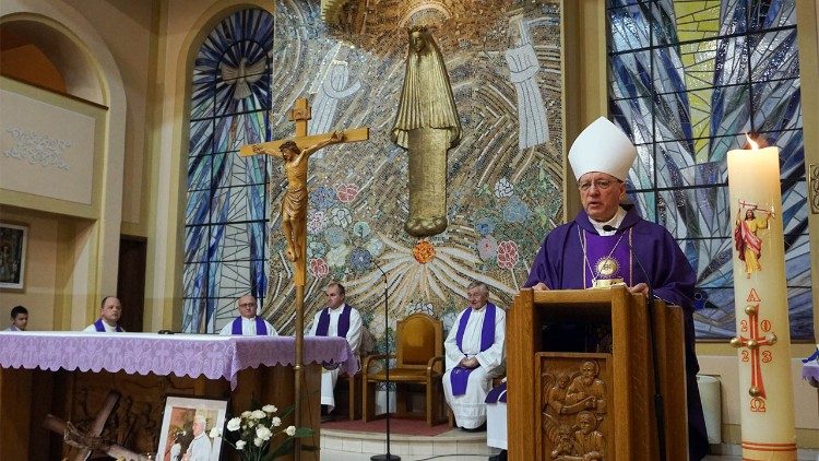 Euharistijsko slavlje na sedmu obljetnicu smrti prof. Tomislava Ivančića u njegovom rodnom Davoru (Foto: Požeška biskupija)