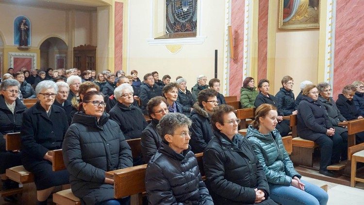 Okupljeni vjernici na euharistijskom slavlju (Foto: Požeška biskupija)