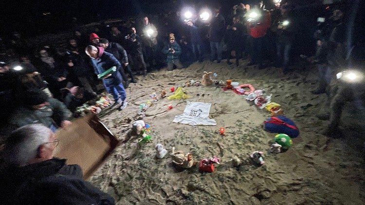 La fiaccolata questa notte sulla spiaggia di Cutro per ricordare le vittime