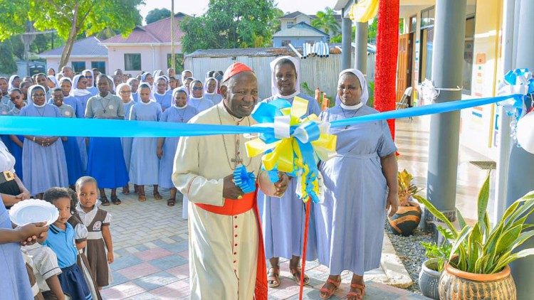 Kardinolas P. Pengo atidaro jo vardu pavadintą vaikų darželį „Cardinal Pengo Nusery School“