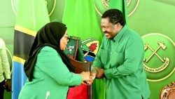 Rais Samia Suluhu Hassan akimpongeza Drk. Emmanuel Nchimbi baada ya kuteuliwa na kuthibitishwa na Halmashauri Kuu ya CCM kuwa Katibu Mkuu wa Chama cha Mapinduzi, CCM.