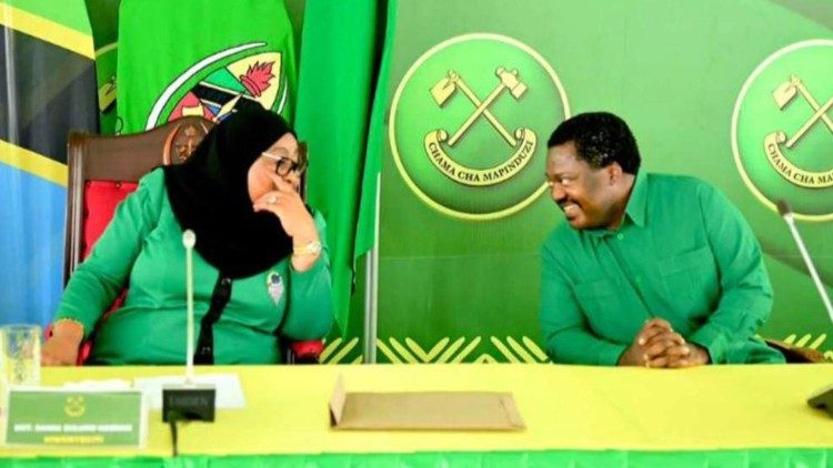 Rais Samia Suluhu Hassan wa Tanzania akiteta na Dkt Nchimbi.