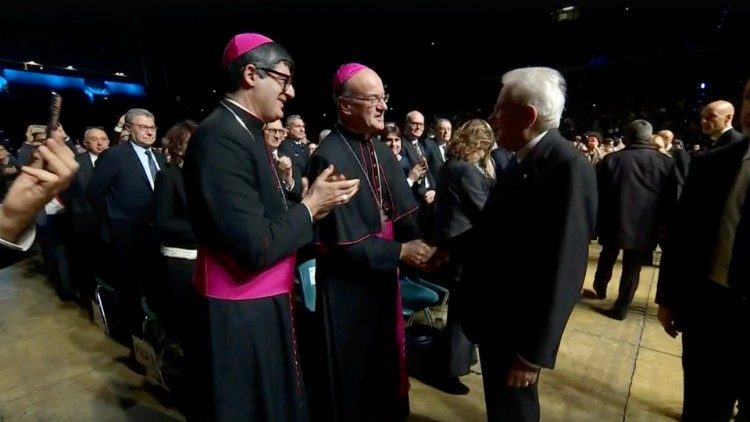 Il presidente Mattarella saluta l'arcivescovo di Pesaro e il vescovo di Fano-Fossombrone-Cagli-Pergola