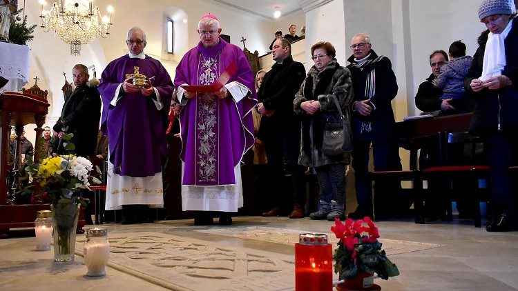 Spomen na nadbiskupa Uhača u župnoj crkvi sv. Jurja u Brseču (Foto: Danijel Delonga)