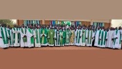 Des concélébrants à la messe de clôture de l'assemblée plénière ordinaire de la Conférence épiscopale Burkina-Niger, tenue du 15 au 21 janvier 2024, au Centre Zacharie Nikiema, dans l’archidiocèse de Koupela.