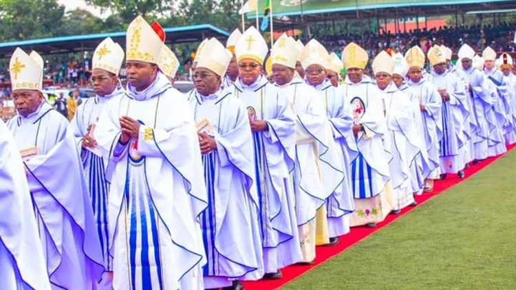 Maaskofu wa Tanzania na nje ya Tanzania katika misa ya kusimikwa kwa Askofu wa Bukoba