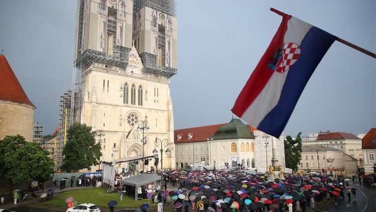 Proslava svetkovine Majke Božje od Kamenitih vrata ispred zagrebačke katedrale (Foto: TUZN)