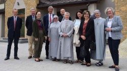 Die Albertinerschwestern und eine Delegation von ,Kirche in Not' vor dem Haus für obdachlose Frauen und alleinerziehende Mütter 