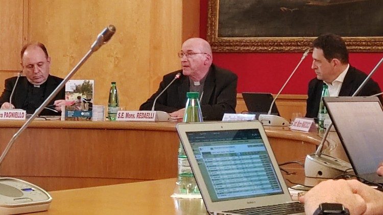 Monsignor Redaelli durante la presentazione del Bilancio sociale di Caritas Italiana