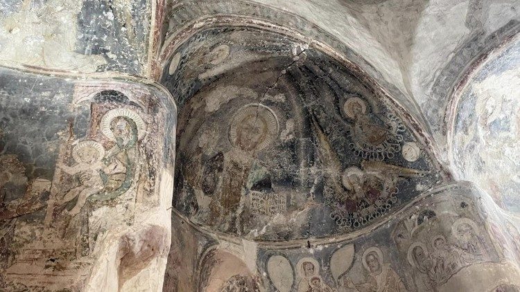Alcuni degli affreschi all'interno della chiesa