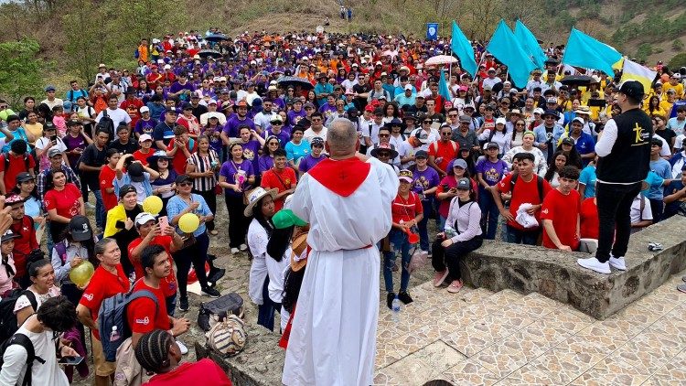 Mons. José Canales dirigiendo un mensaje a un grupo de peregrinos de la JNJ Honduras - Danlí 2024