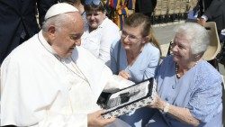 Anna Rastawicka wraz z Magdaleną Tchórz  z Intytutu Prymasa Wyszyńskiego na audiencji u Papieża Franciszka