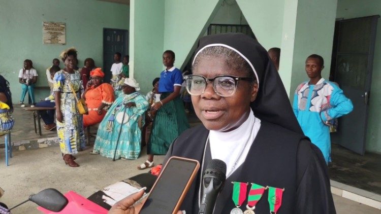 Soeur Antoinette Ngo Ngwi, de la Congrégation des Soeurs de la Passion, responsable de l'orphelinat Saint-Jean de Déido, à Douala, au Cameroun.