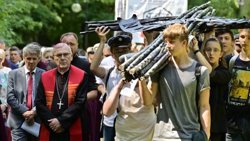 Bp Gurda w 40. rocznicę obrony Krzyża w Miętnem: bądźmy odważnymi świadkami miłości Boga ukazanej w Krzyżu Chrystusa