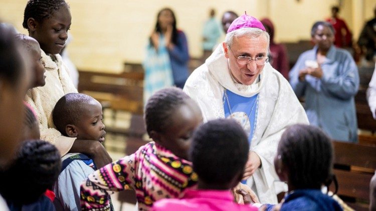 Erzbischof Heße bei einem Besuch  in Kenia im Juni (Foto: M. von Lachner, DBK)