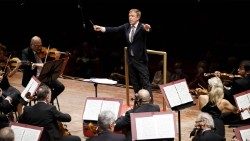 Daniel Harding, (al centro) il direttore musicale dell'Accademia Nazionale di Santa Cecilia dal giugno 2023