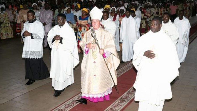 Mgr José Avelino Bettencourt, Nonce apostolique au Cameroun et en Guinée Equatoriale, entouré de concélébrants lors de la procession de la Messe célébrée dimanche le 9 juin 2024 en la cathédrale Notre Dame des Victoires de Yaoundé.