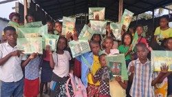 Crianças na Beira (Moçambique) recebem material escolar básico doado por leigos associados aos Missionários Verbitas