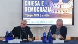 Il cardinale Zuppi (a destra) all'incontro "Chiesa e democrazia"