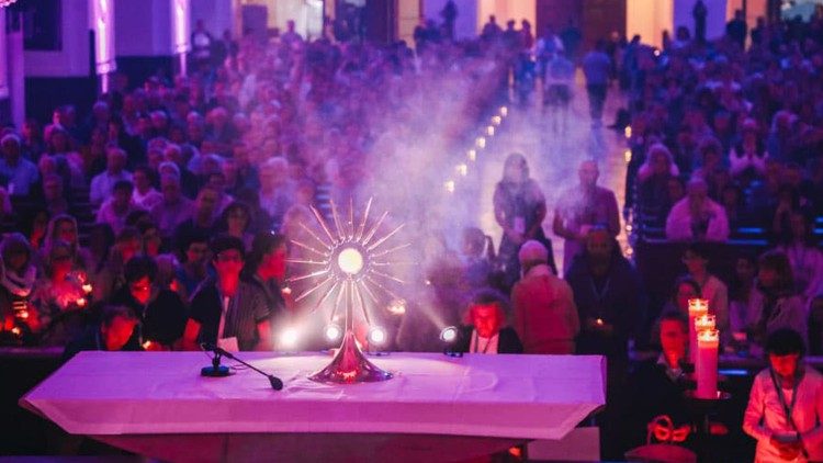 Eucharistische Anbetung während dem Kongress in der Basilika (Foto: Susanne Schmidt)