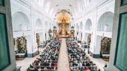 Die volle St. Anna Basilika in Altötting beim Adoratio-Kongress 2023 (Foto: Daniel Silberbauer)