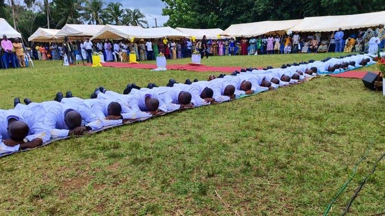 Des diacres, ordonnés samedi 8 juin 2024 à l'occasion du jubilé d'argent du Grand séminaire de théologie Notre dame de Lourdes de Guessihio, dans l’archidiocèse de Gagnoa, en Côte d'Ivoire.